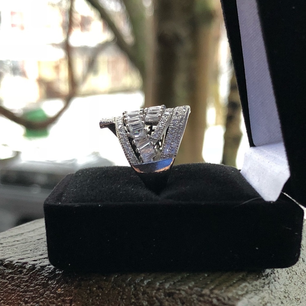 ❗️LAST CHANCE 11/30❗️STERLING SILVER CUBIC ZIRCONIA ROMANCE RING - Picture 5 of 10